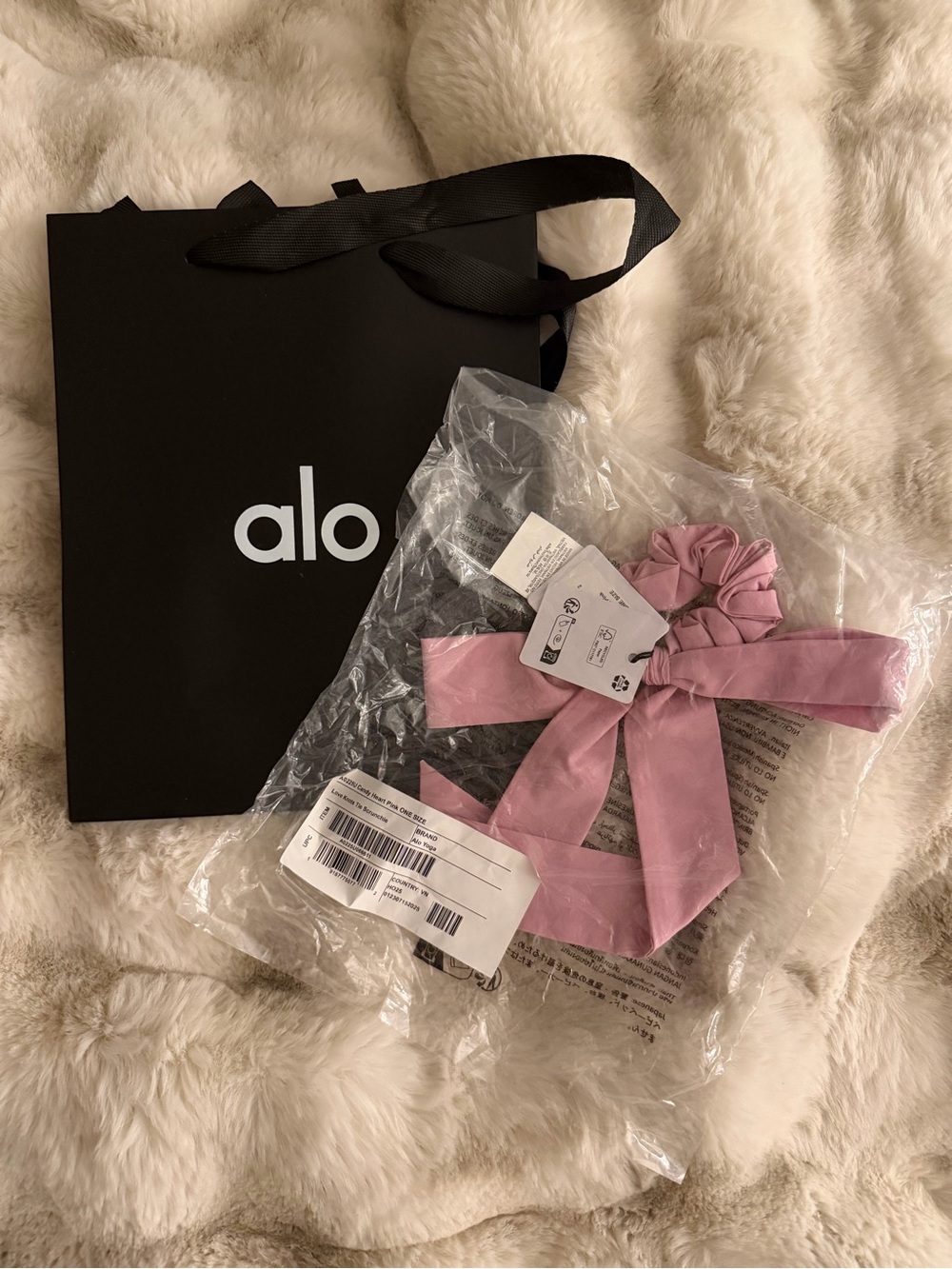 Alo Love Knots Tie Scrunchie in Candy Heart Pink